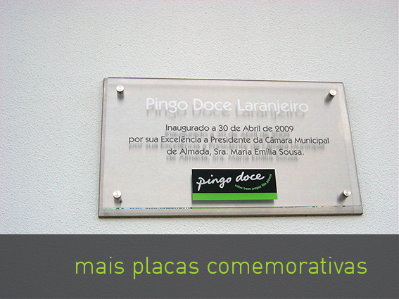 Em acrílico, inox, ferro, com afastadores ou bases no chão. As placas comemorativas podem ter diversas bases 
                                conforme projecto ou orçamento.