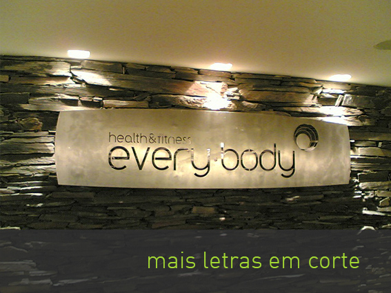 Letras em corte com maquetização e montagem no local.